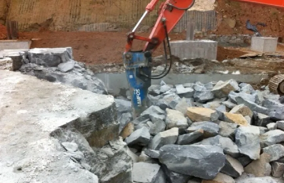 Desmonte de Rochas com Rompedores Hidráulicos