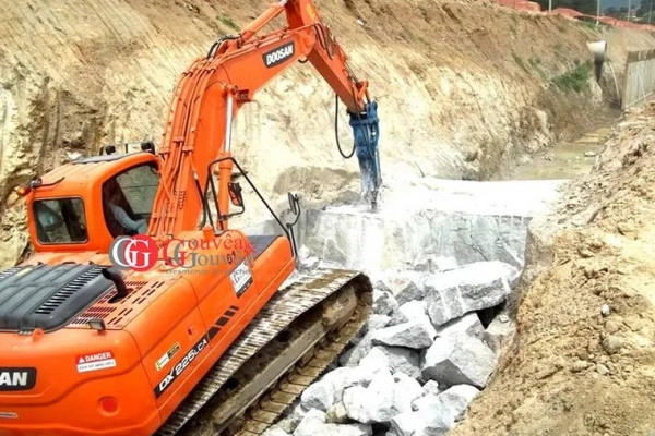 Desmonte de Rochas com Martelete Rompedor Hidráulico em Escavadeiras Doosan DX 225